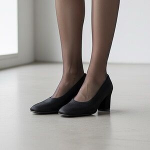 Vintage Salvatore Ferragamo classic black grosgrain block heel pumps - size 5.5